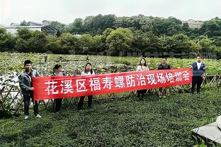 颜值很高！申京在社媒晒与女友合照！